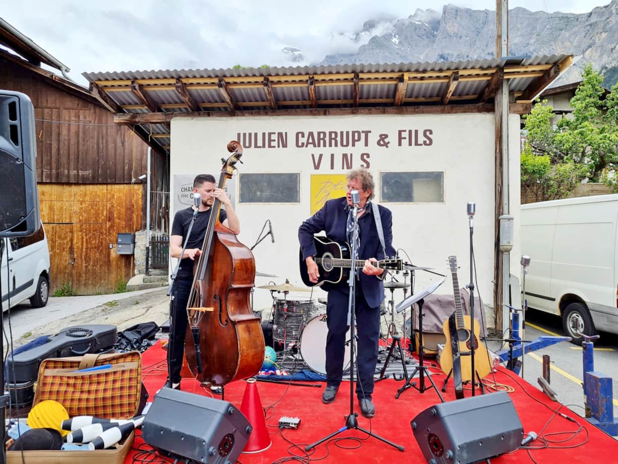 Son papa et son frère ont joué à Chamoson, samedi 20 mai, à l'occasion des caves ouvertes, honorant ainsi un engagement musical que Priscilla avait pris avant sa mort. A droite, sa guitare et son micro que le duo a tenu à disposer à sa mémoire.