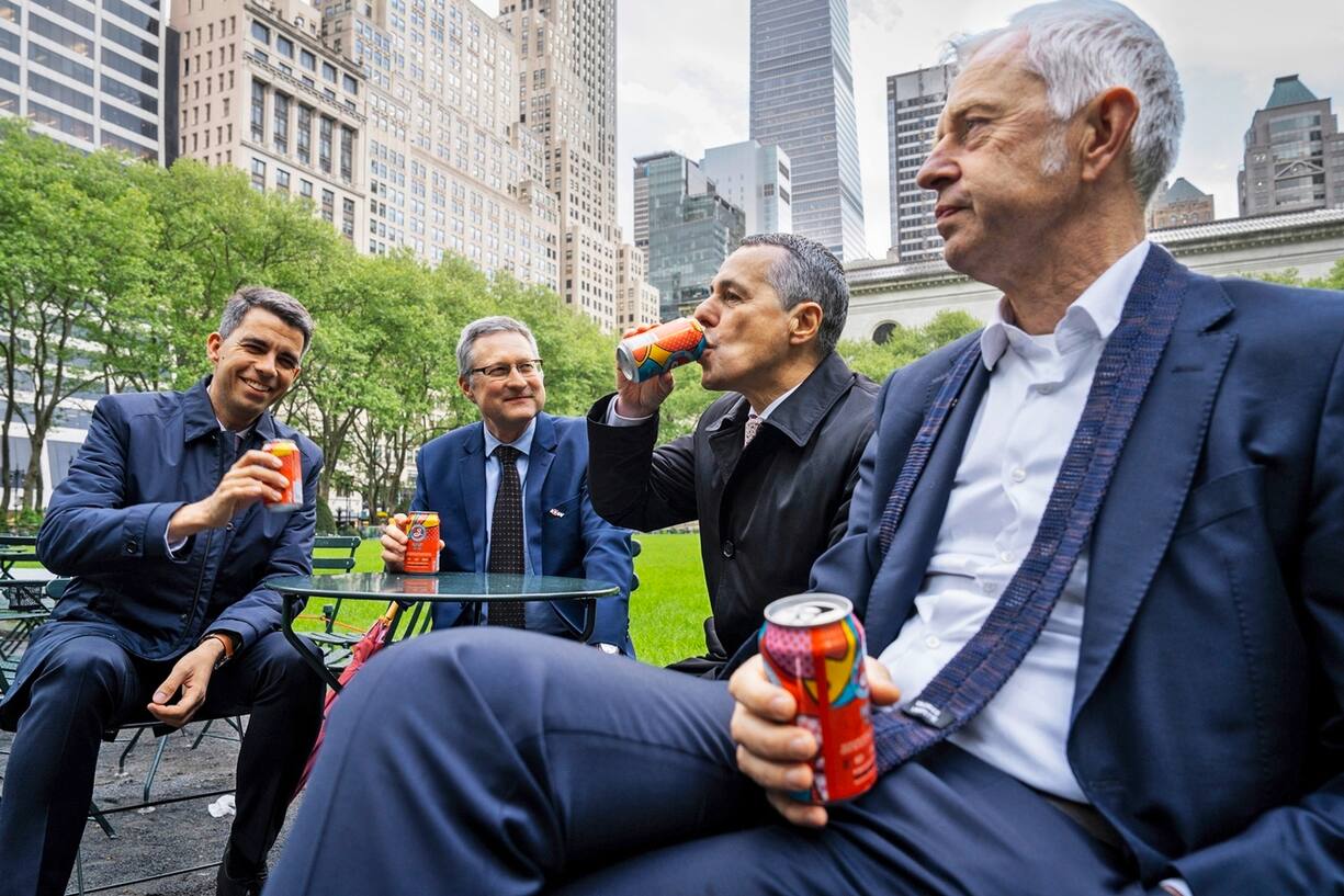 Ignazio Cassis et son état-major s’offrent une bière locale dans Bryant Park à Manhattan.