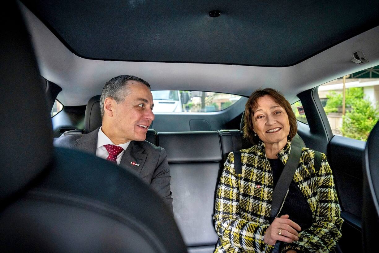 Ignazio Cassis et la cheffe de la mission suisse auprès de l’ONU depuis 2020, Pascale Baeriswyl, en route vers le bâtiment des Nations unies.