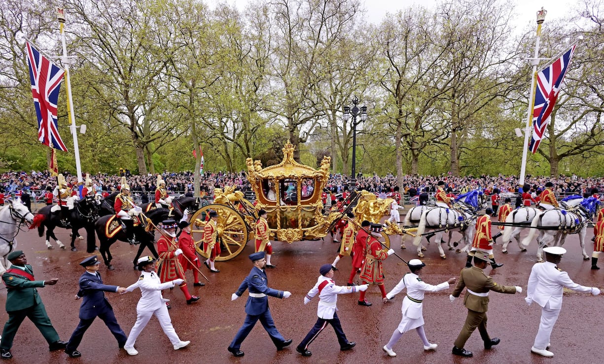 Au retour de l’abbaye, pendant la procession de 2 km dite du couronnement, le couple royal, très applaudi, a pris place dans le Gold State Coach.