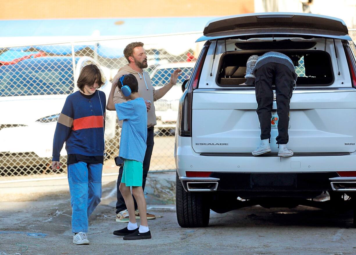 Ben Affleck en voiture avec ses enfants et Jennifer Lopez