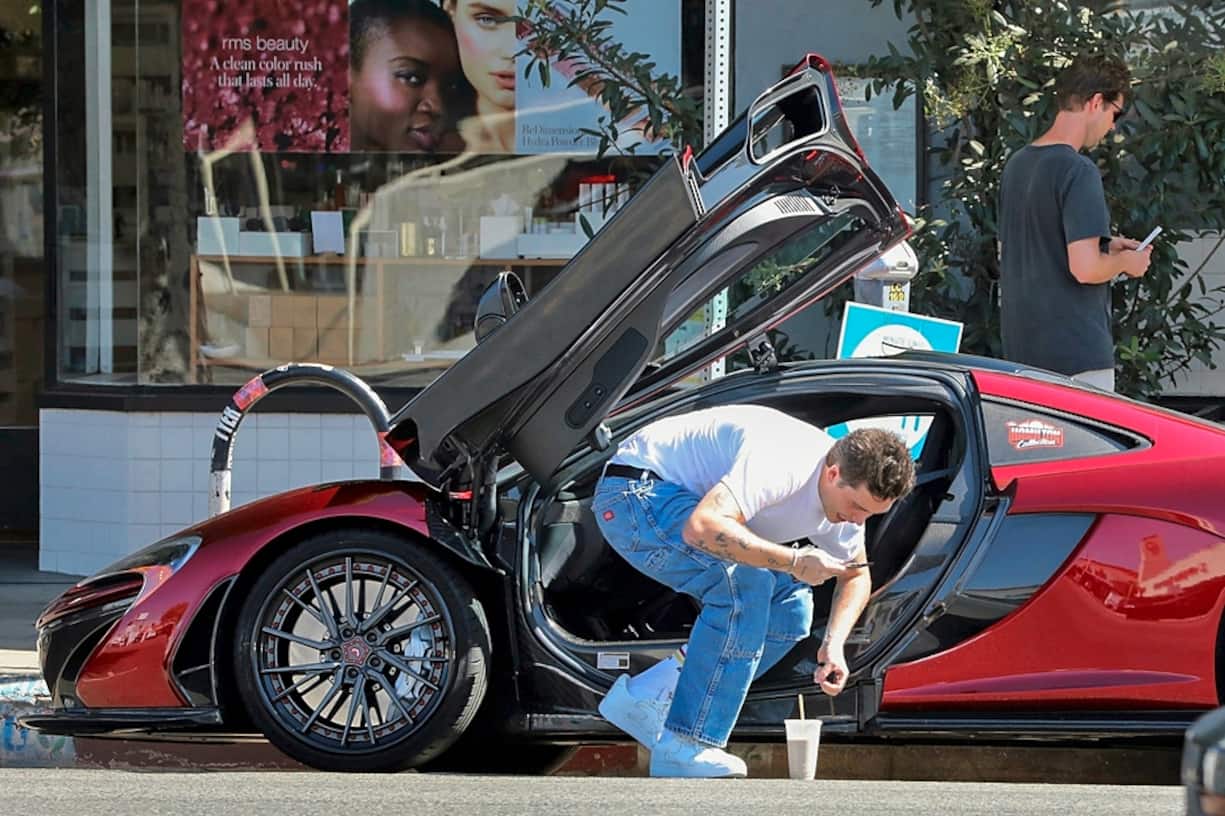 Brooklyn Beckham a été aperçu en train de faire un arrêt rapide au volant de la nouvelle McLaren 765LT de son père David pour acheter une boisson saine à base de jus de fruits à West Hollywood.