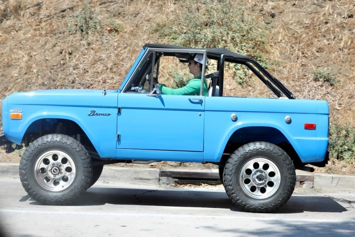 Miles Teller conduisant sa Ford Bronco bleu clair