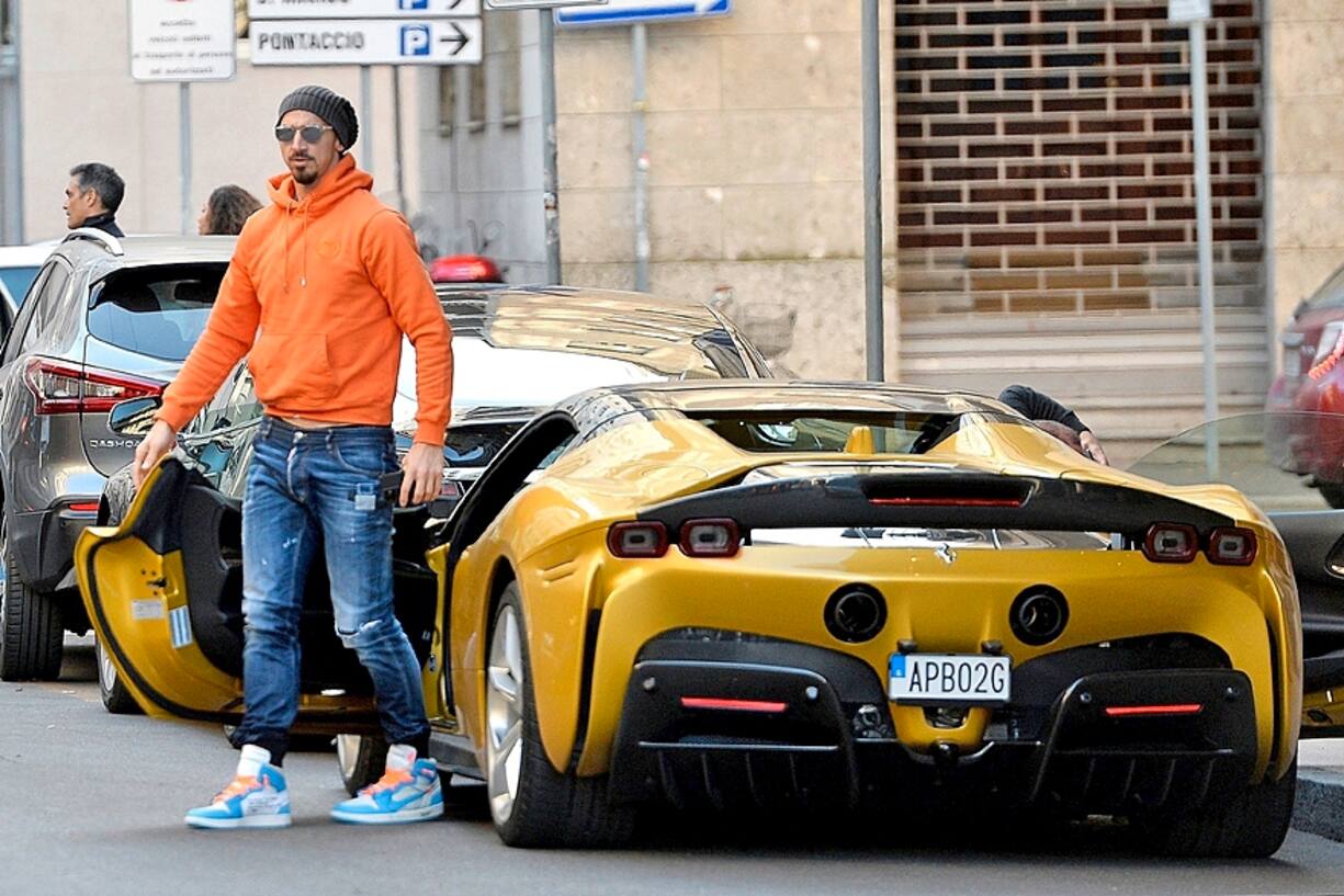 Zlatan Ibrahimovic parque sa Ferrari SF90 Stradale jaune vif