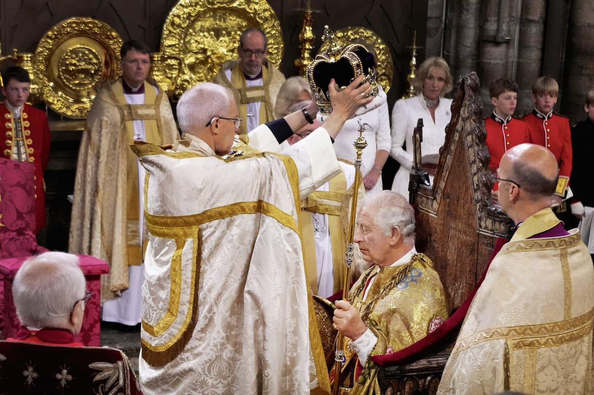 Justin Welby, l’archevêque de Canterbury, dépose la couronne de saint Edouard sur la tête de Charles.