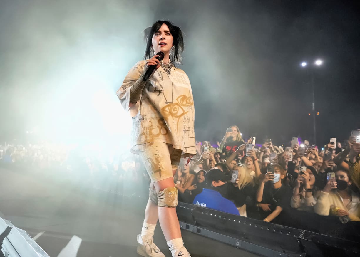  Billie Eilish se produit sur la scène de Coachella lors du Coachella Valley Music And Arts Festival 2022, le 16 avril 2022 à Indio, en Californie.