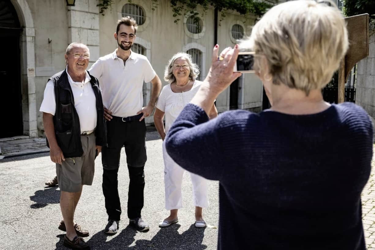 Henri, le "héros au sac" d'Annecy, prenant une photo avec des gens qui l'abordent