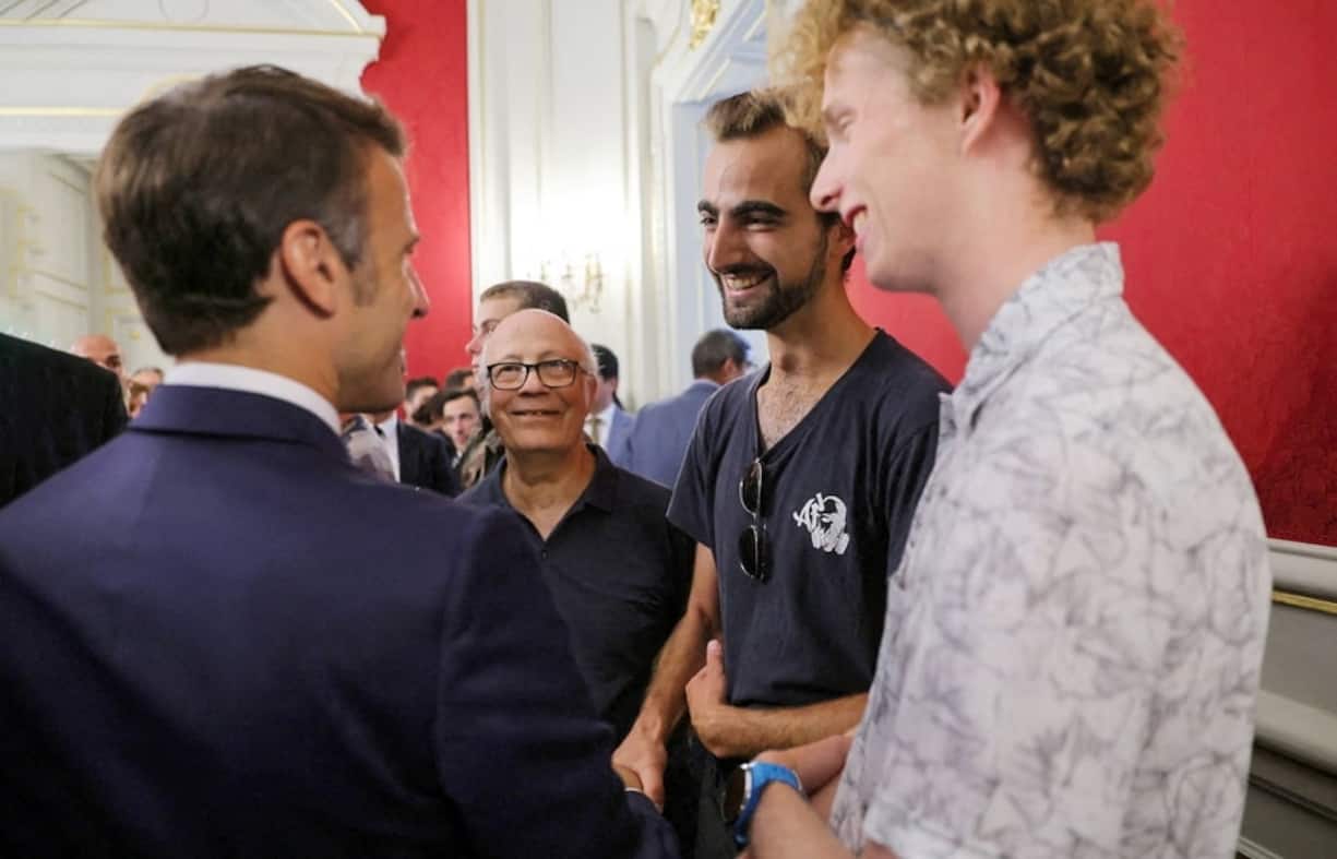 Henri, le «héros au sac» d’Annecy, rencontrant le président Macron