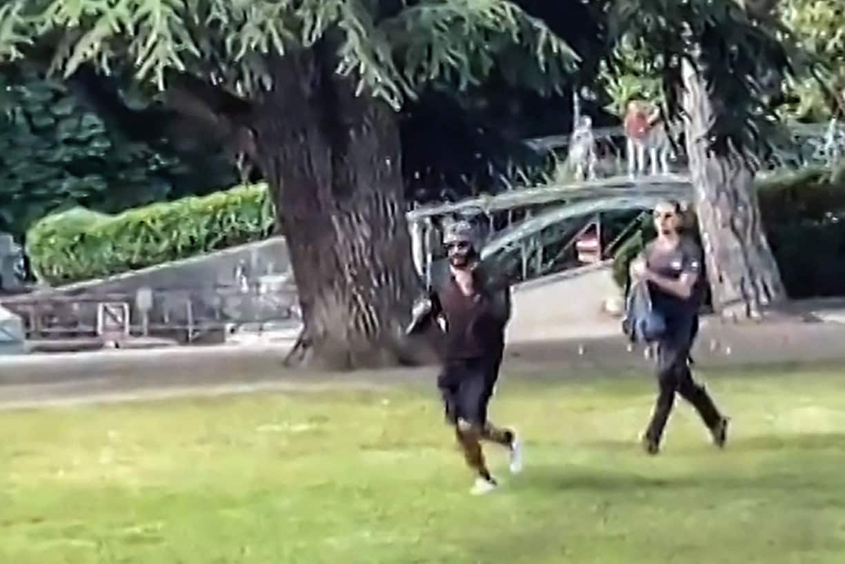 Image de Henri qui s'interpose face à l'homme agressant au couteau des enfants