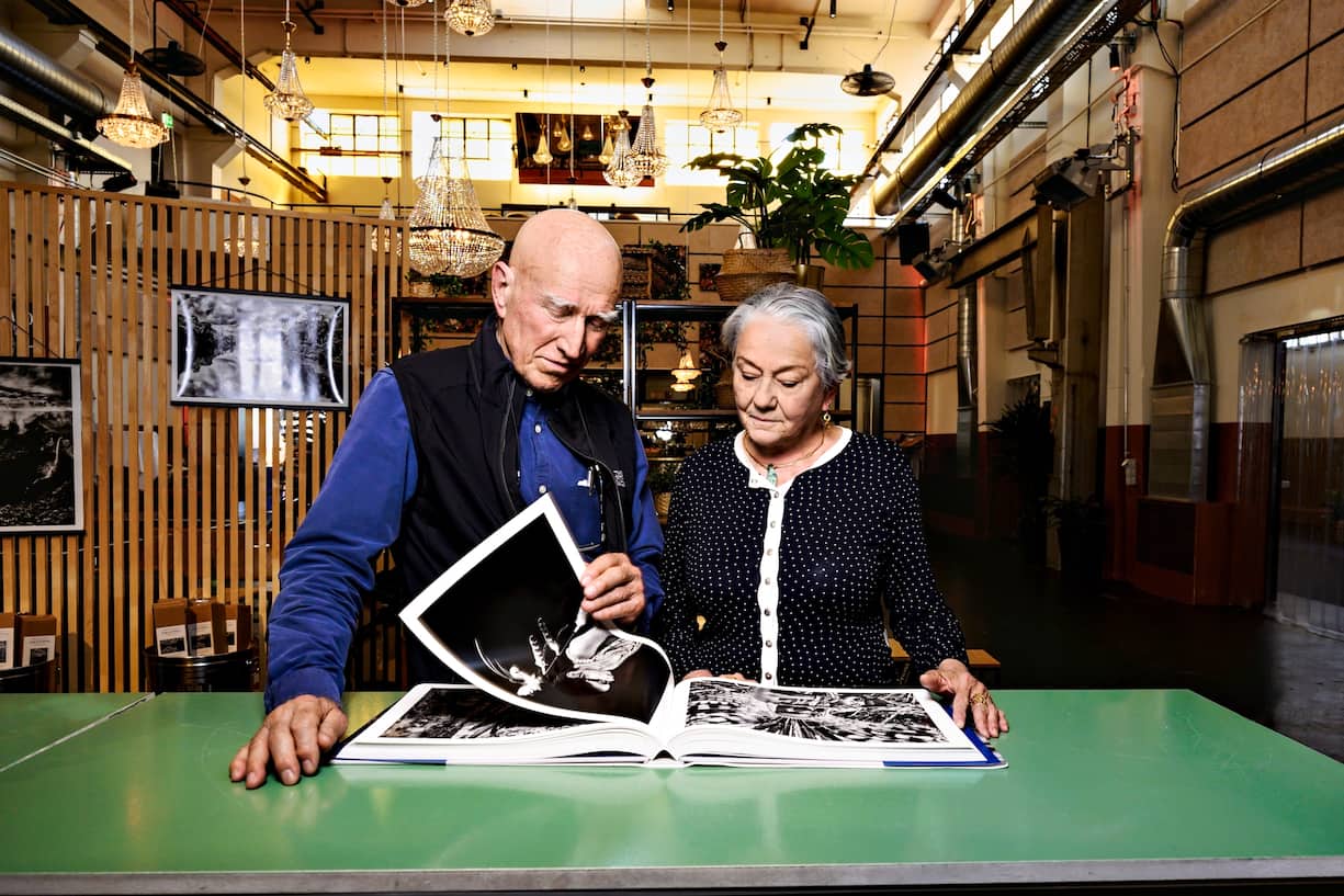 Lélia Wanick Salgado, l’épouse du photographe Sebastião Salgado, a monté l’exposition. Sebastião feuillette l’album «Amazônia», qui pèse 5 kilos.