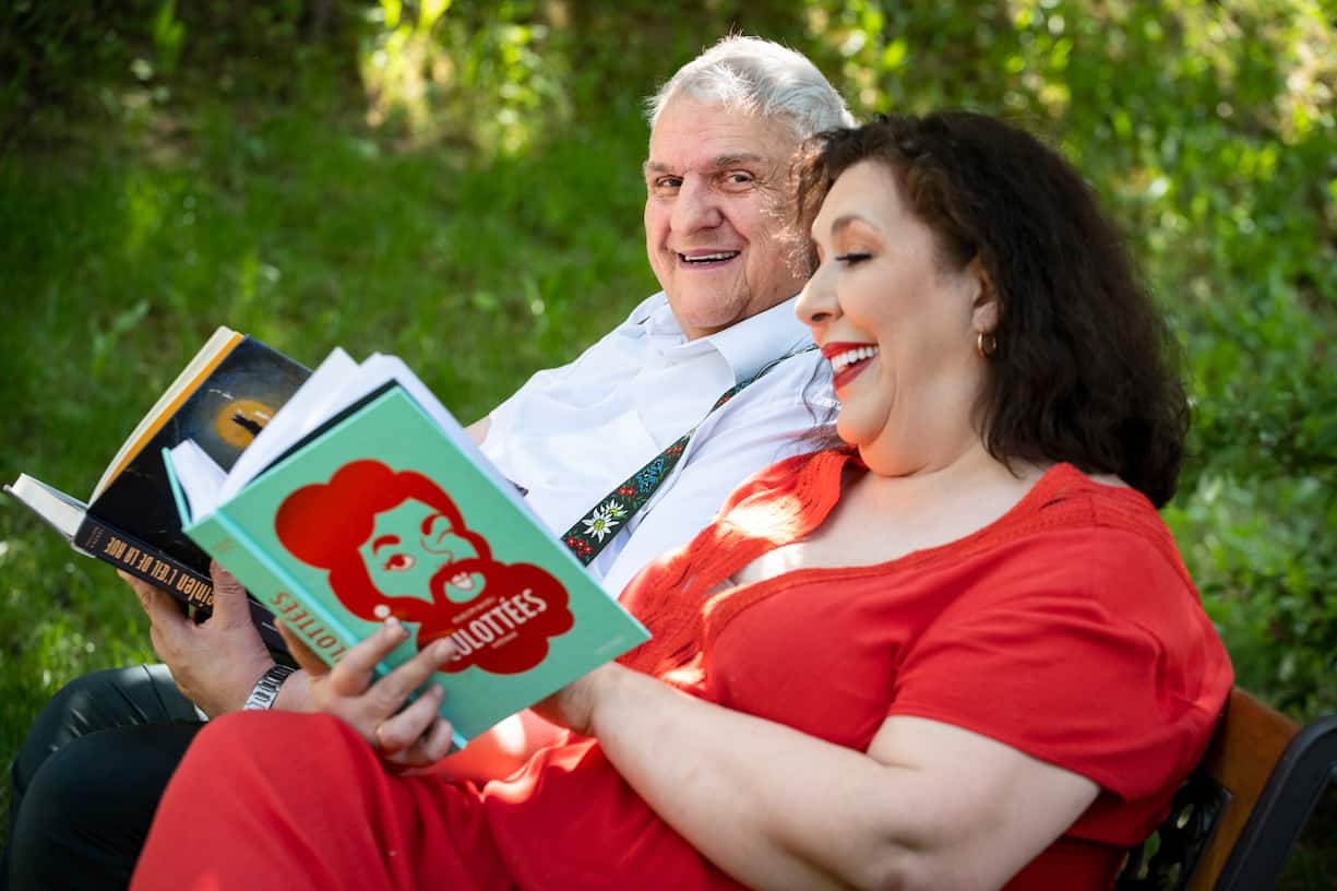 Marie-Ange et Daniel Brélaz dans leur jardin