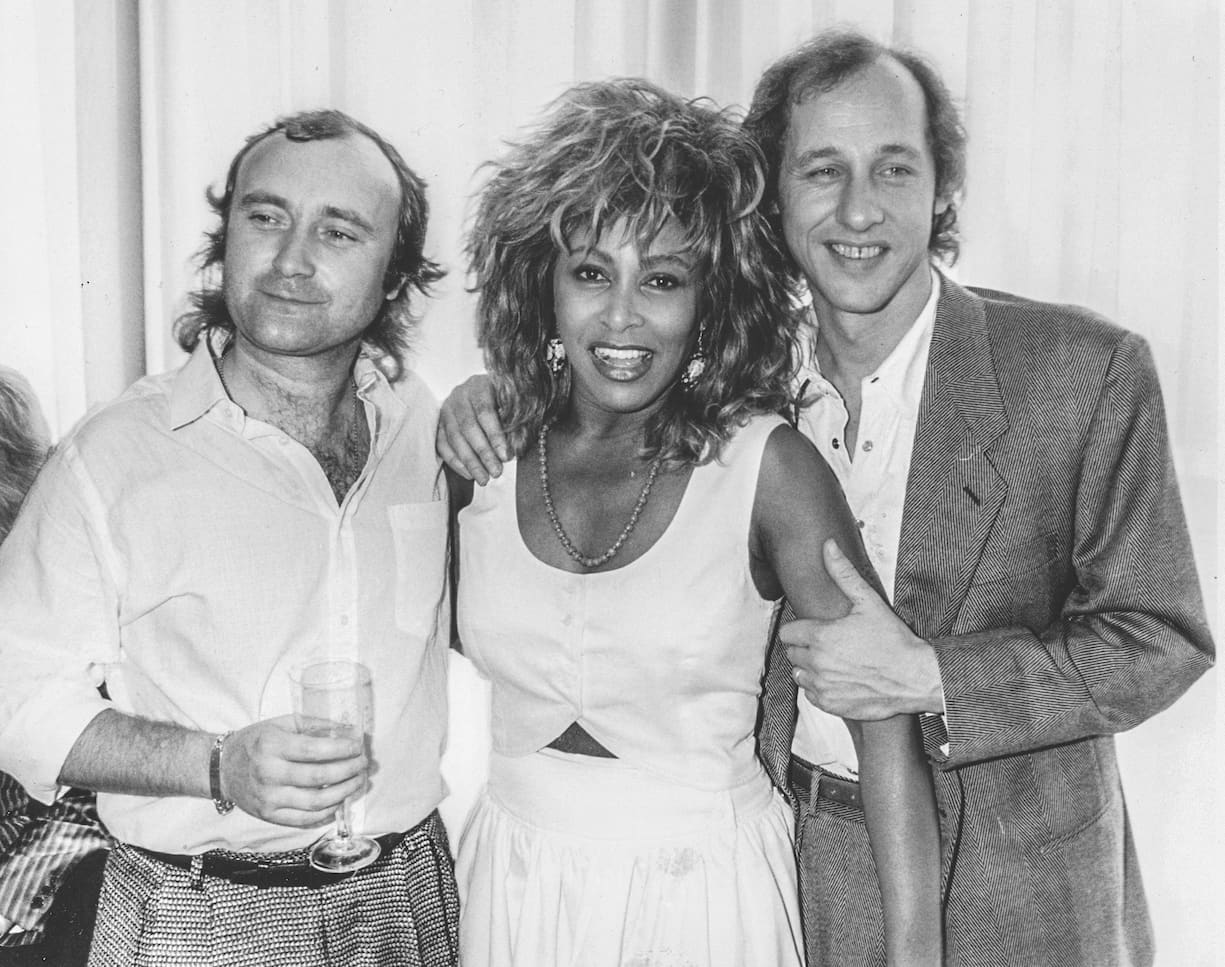 Les musiciens Phil Collins, Tina Turner et Mark Knopfler lors d'un événement en l'honneur de la princesse Michael de Kent, en Angleterre, le 8 juillet 1986.