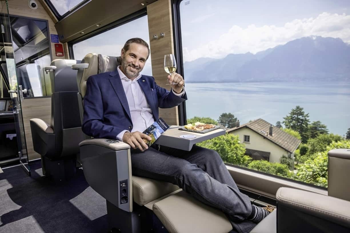 Martin Nydegger dans le train. Vue sur le lac Léman depuis le chemin de fer Montreux-Oberland bernois. 