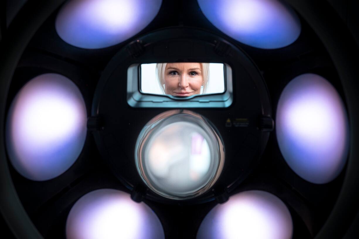 Patricia Delarive, cofondatrice des Cliniques Matignon et médecin dermatologue, pose devant une lampe UV qui permet de faire un diagnostic de la peau.