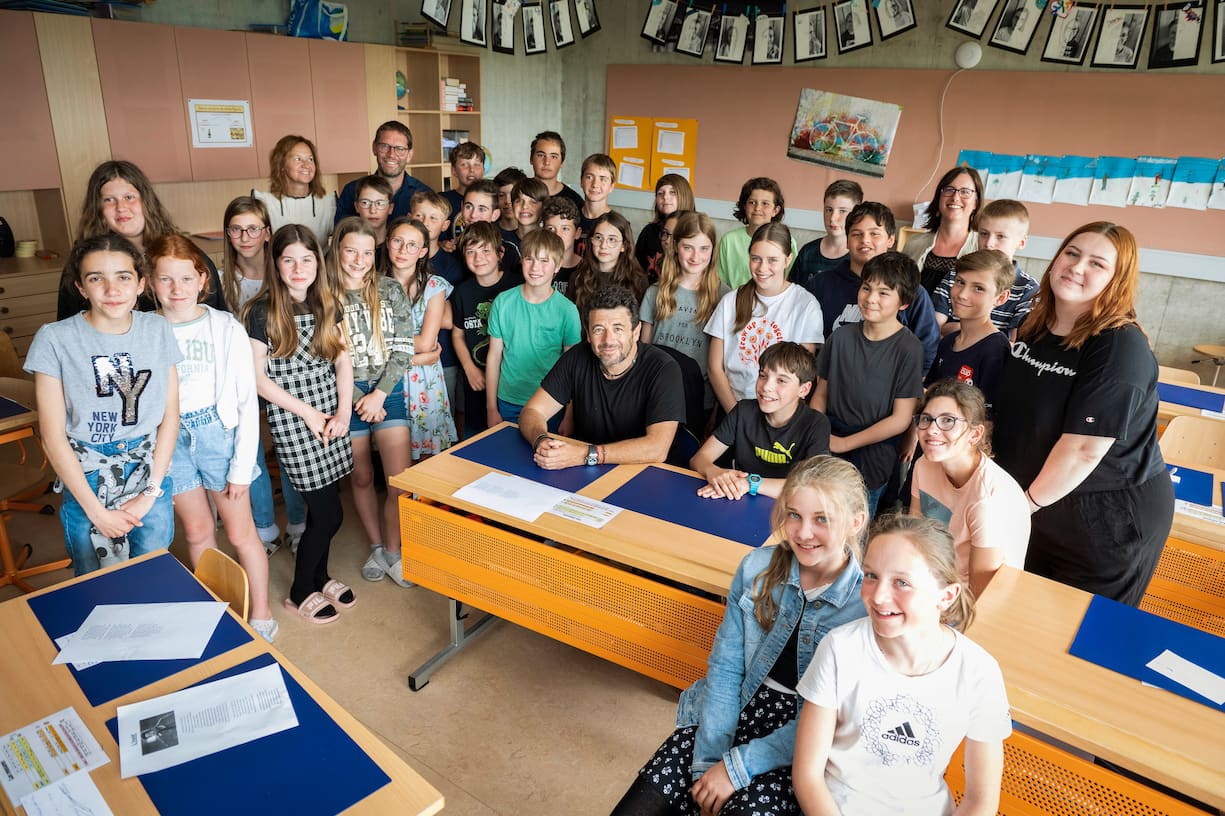 Patrick Bruel en visite dans une classe primaire de Saint-Martin (FR)