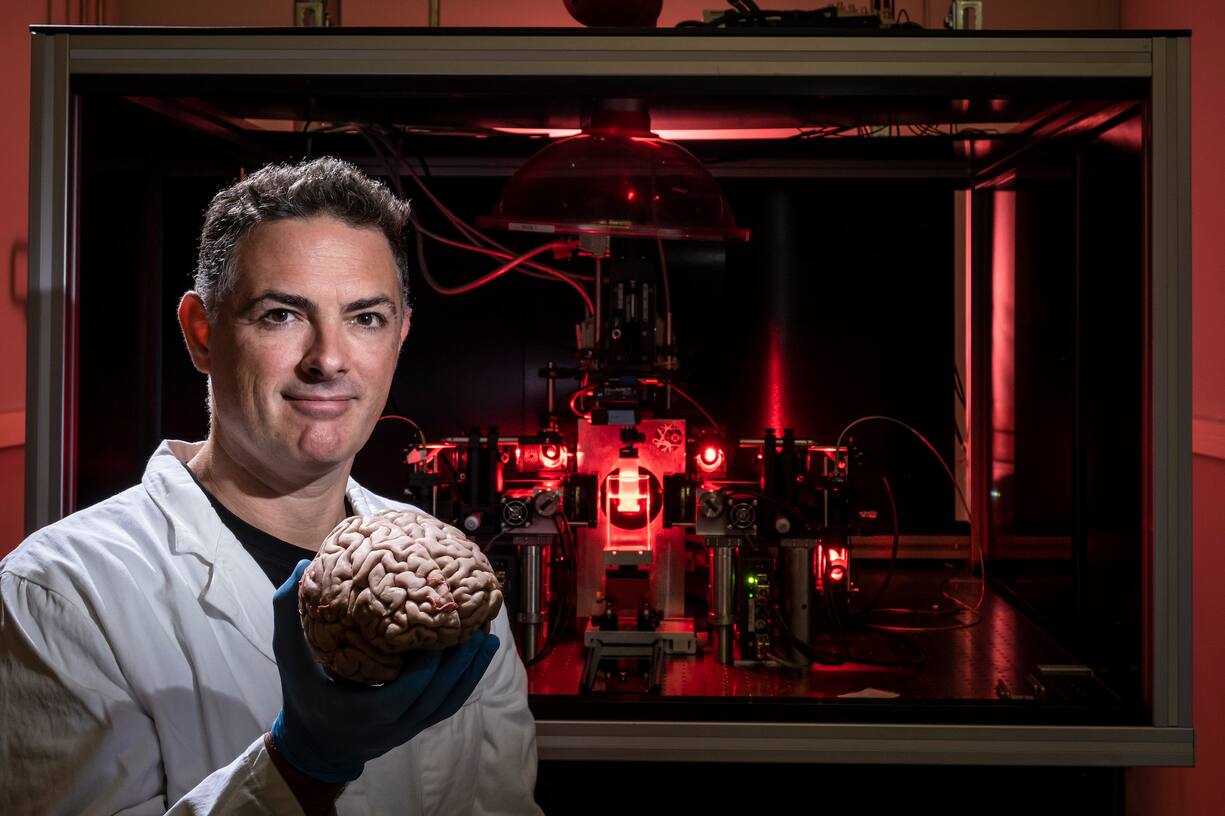 Stéphane Pagès, directeur de la neuro-imagerie au Wyss Center, pose devant le microscope mesoSPIM.