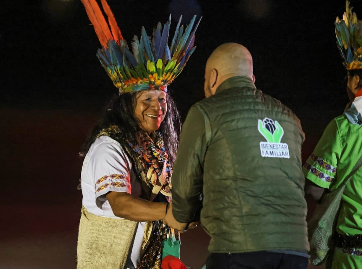Un membre de la communauté indigène Taita félicite et remercie les militaires colombiens après le secours des enfants suite au crash d'un avion en Colombie