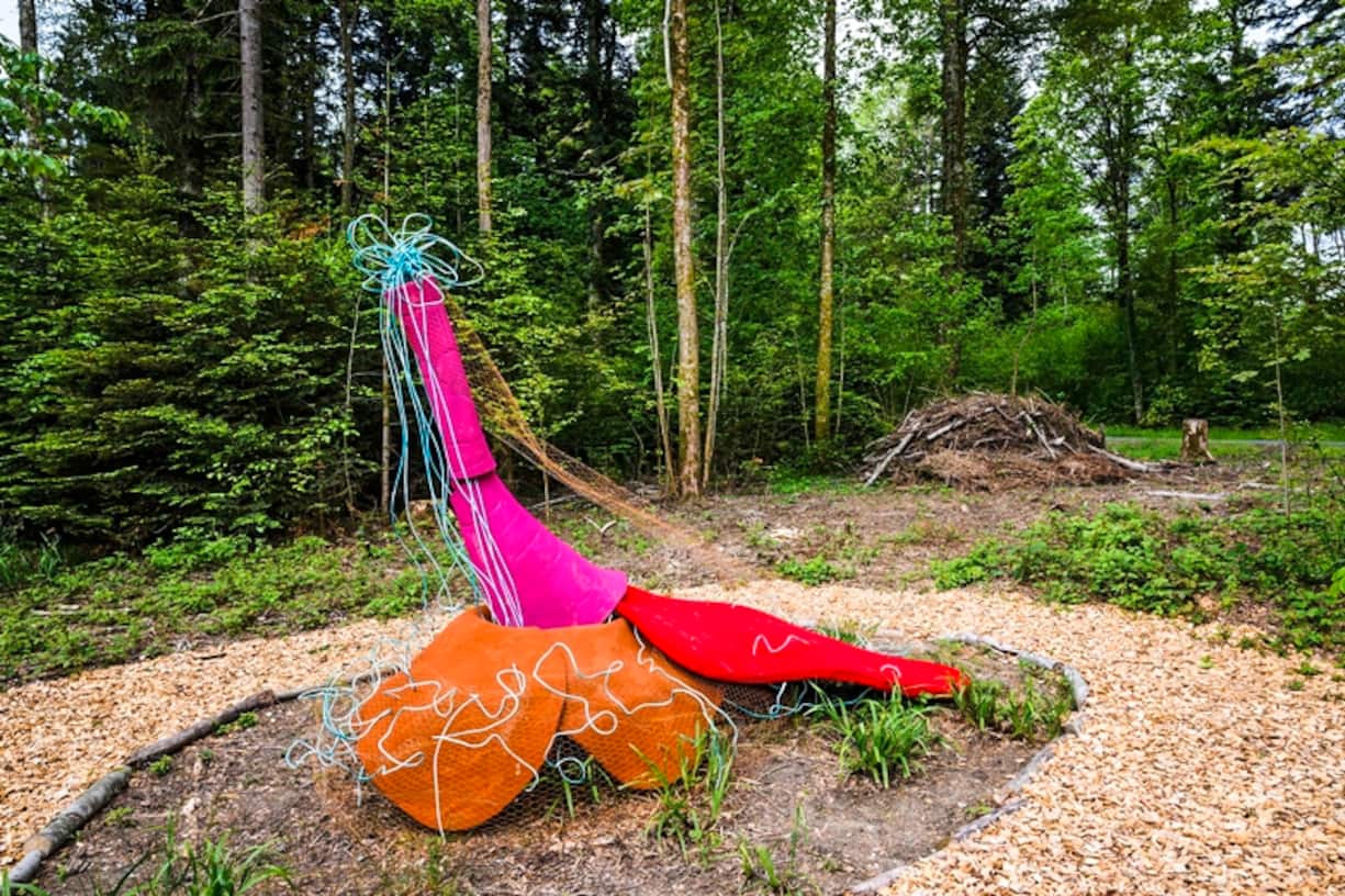 Une vue de l'oeuvre "Eruption" de l'artiste Andrea Dora Wolfskaempf lors de l'exposition "L'art au fil du Talent" de l'Espace culturel d'Assens a l'occasion d'un parcours de sculptures et d'installations le long des berges du Talent et dans la foret avoisinante le jeudi 18 mai 2023 a Assens dans le canton de Vaud.