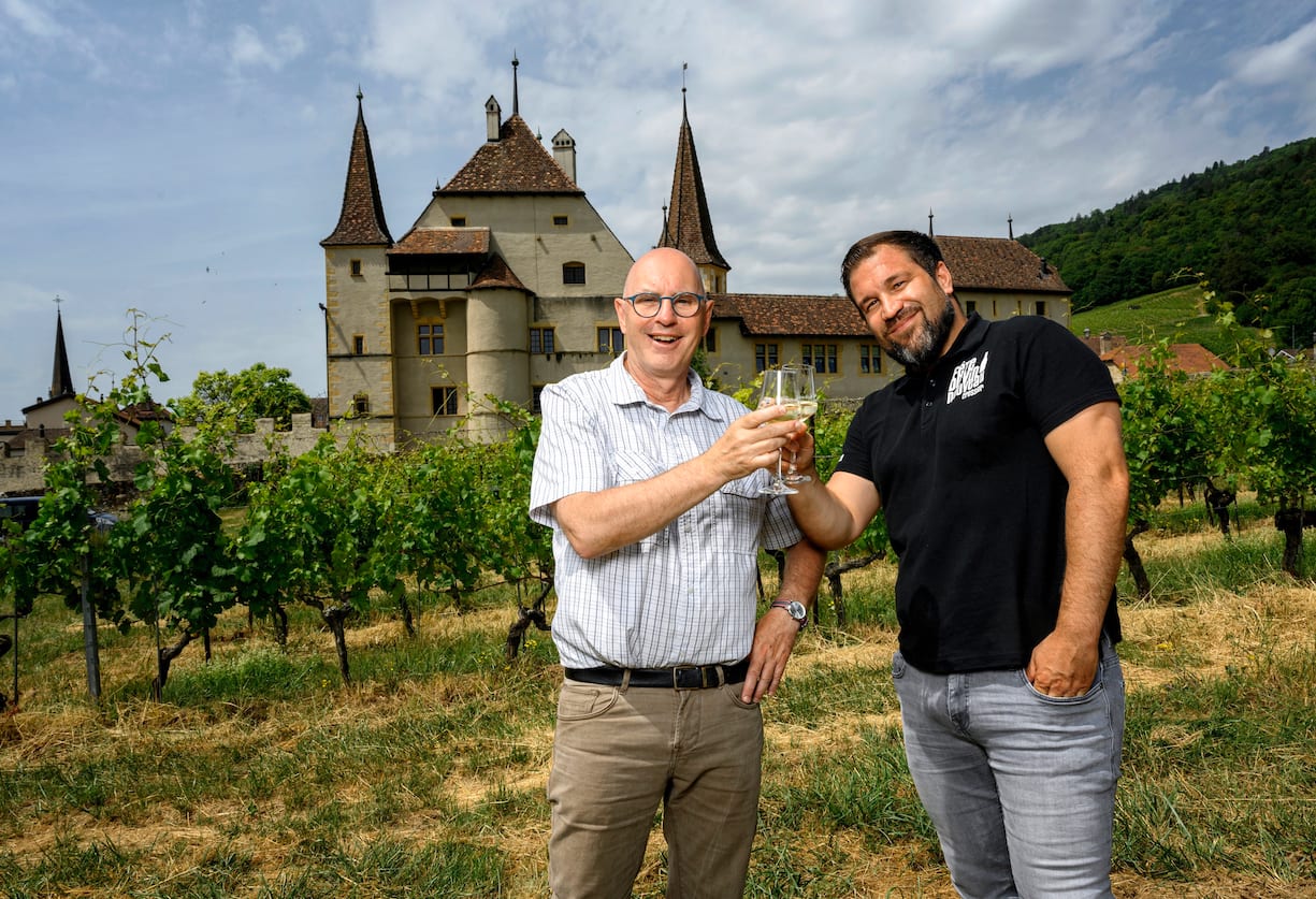 Jean-Marc Richard et Bastien Monnet, organisateur de la Fête du vin nouveau à Cressier.
