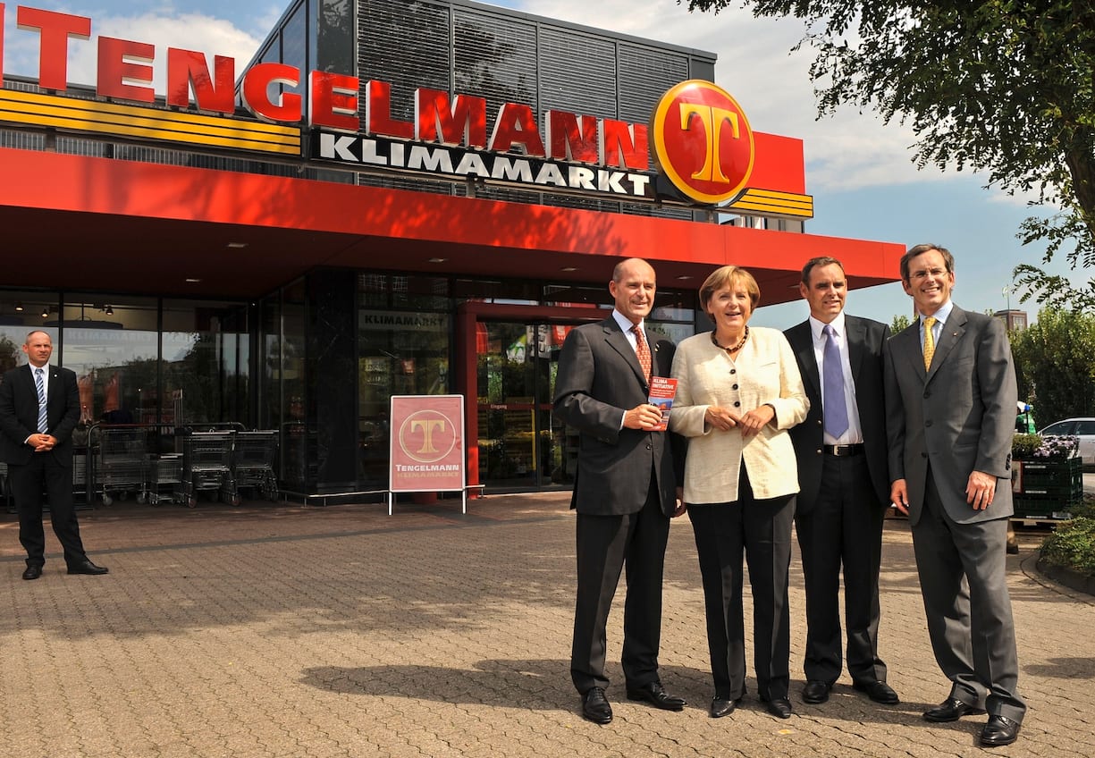 Karl-Erivan, Georg et Christian Haub avec la chancelière Angela Merkel