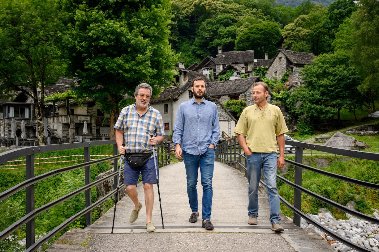 Le musicien Sebalter avec Fausto Rotanzi et Remy Dalessi dans le hameau de Foroglio