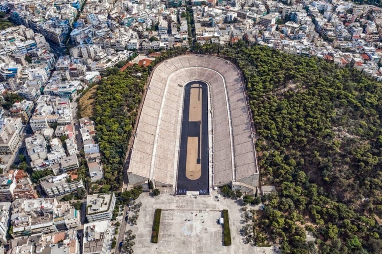 Prise de vue aérienne par drone du stade Panathénaïque en marbre dans la ville de Pangrati Athènes