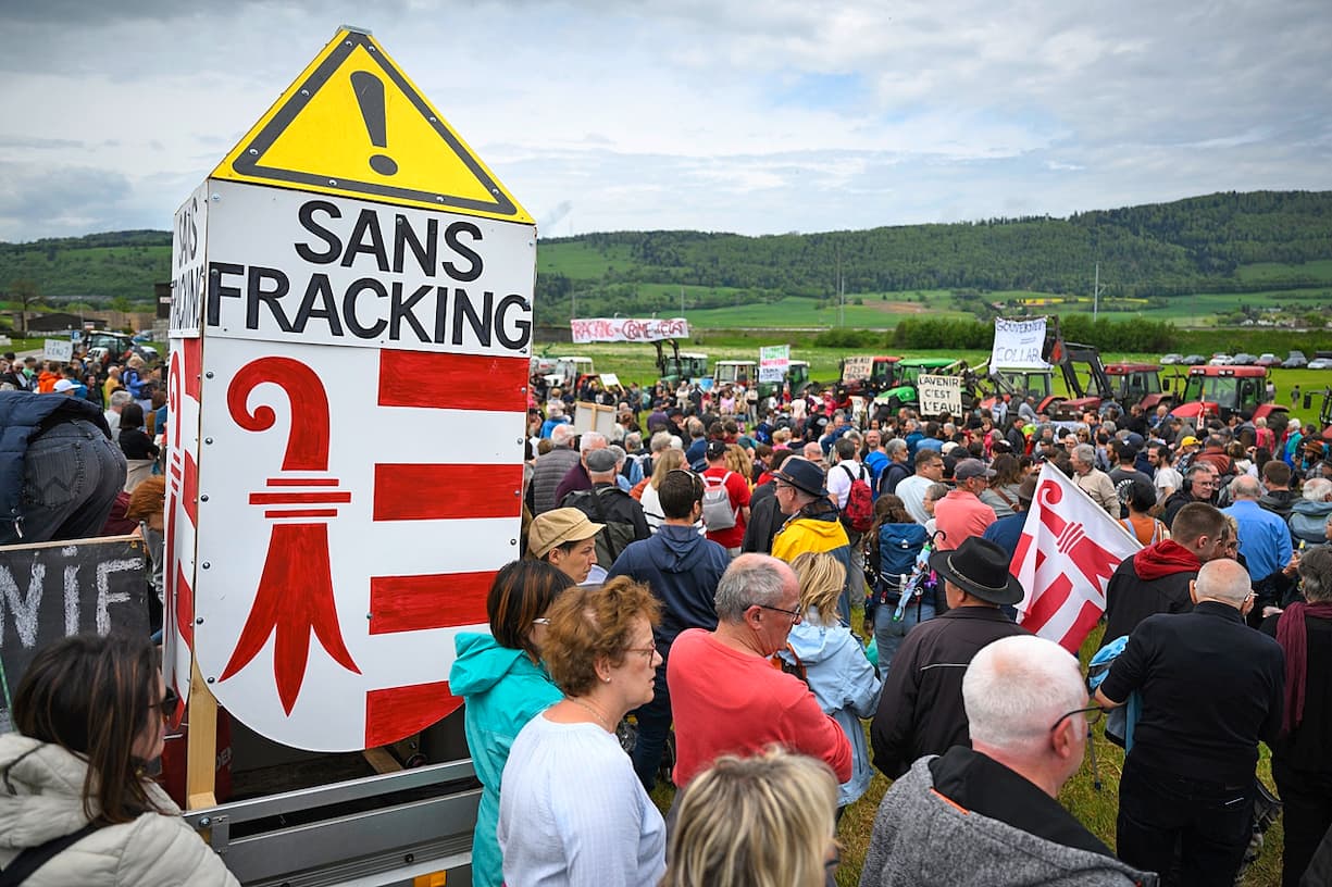 Des personnes manifestent contre le "Fraking" lors d'une manifestation contre le projet de géothermie profonde, sans fracking, organisée par l'association Citoyens Responsables Jura, CRJ, ce dimanche 7 mai 2023 à Glovelier dans la commune de Haute-Sorne.
