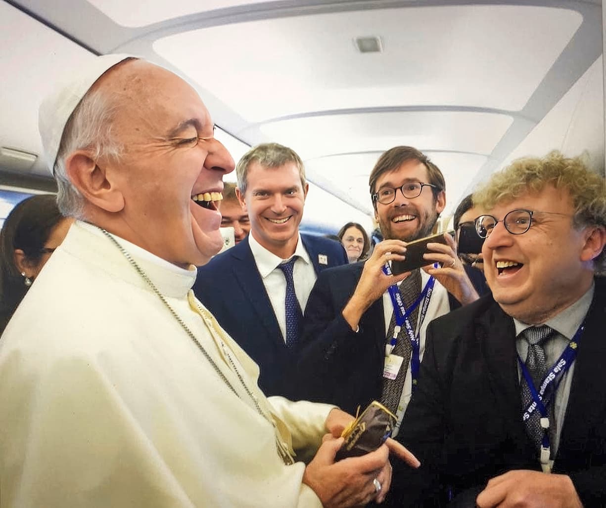Arnaud Bédat en 2018 dans l'avion papal avec le pape François