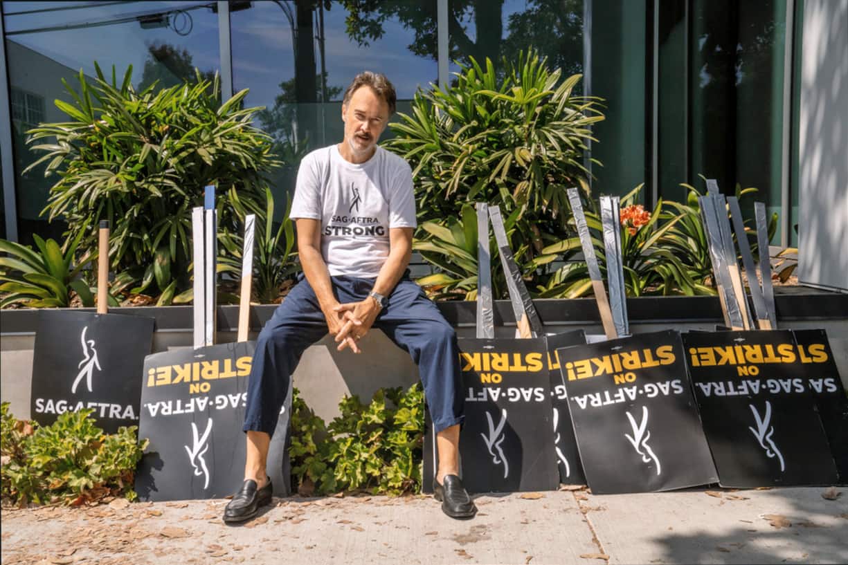 Carlos Leal en grève et manifestant à Hollywood au nom du syndicat SAG-AFTRA