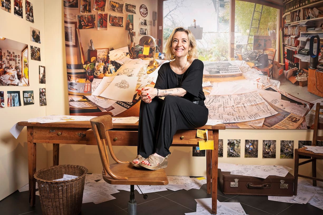 Chloé Verlhac dans l'atelier-bureau de son mari Tignous
