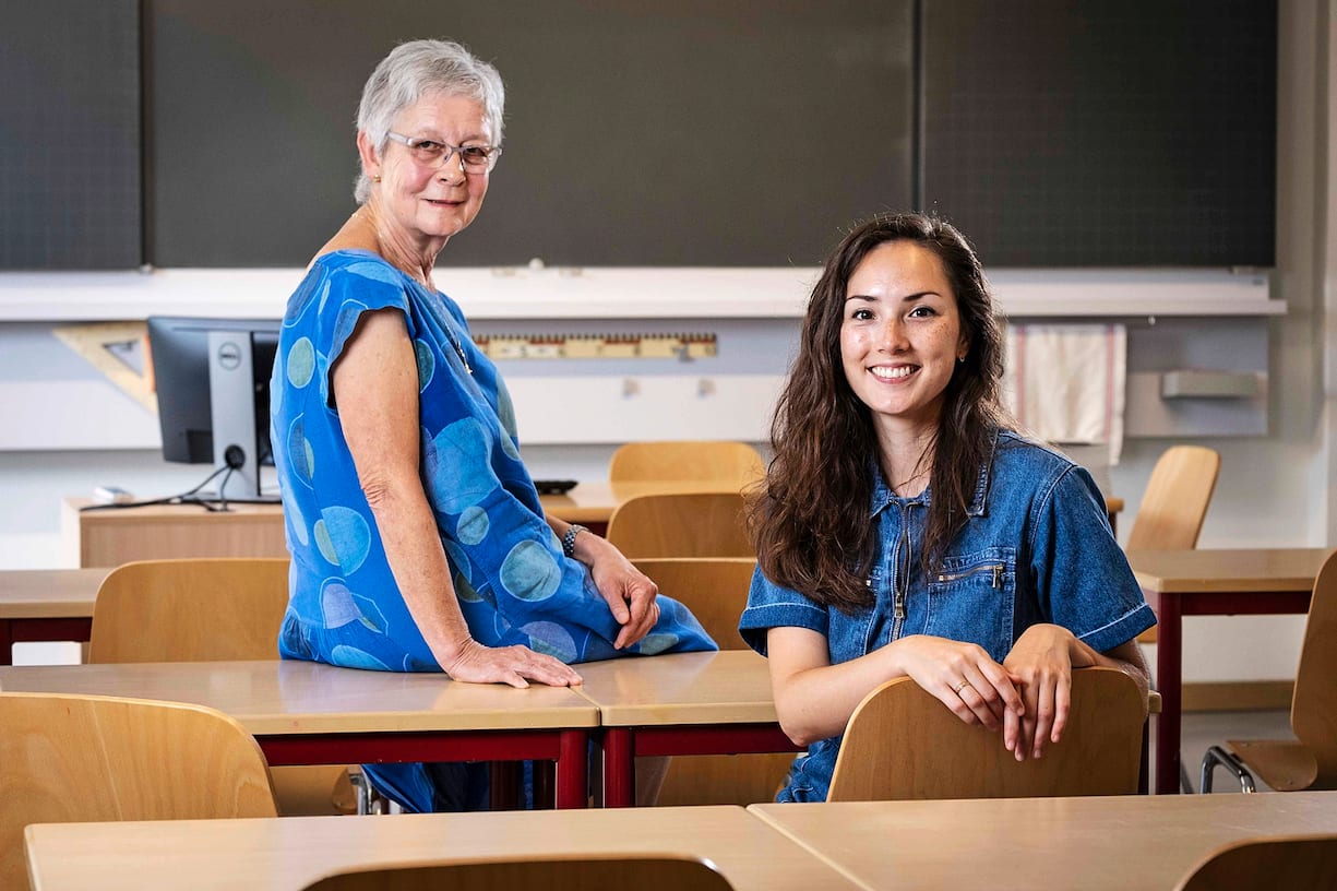 Elisa Shua Dusapin et son ancienne prof de français Dominique Blétry dans une salle de cours du Lycée cantonal de Porrentruy