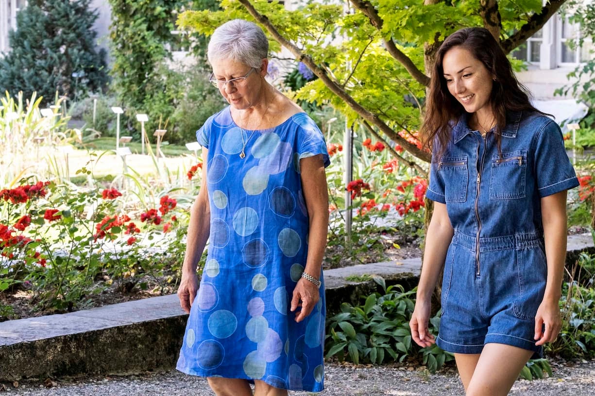 Elisa Shua Dusapin et son ancienne prof de français Dominique Blétry se promenant dans un jardin botanique
