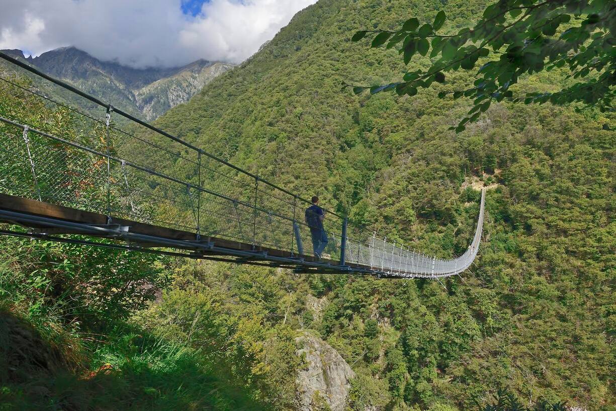Ponte tibetano svizzera. Die tibetische Haengebruecke oberhalb Monte Carasso im schweizerischen Kanton Tessin ist etwa 270 Meter lang, ueberquert eine tiefe unwegsame Schlucht und ist ein Teilstueck eines Wanderweges. Bild aufgenommen am 11. September 2017 (KEYSTONE/Markus Widmer)
