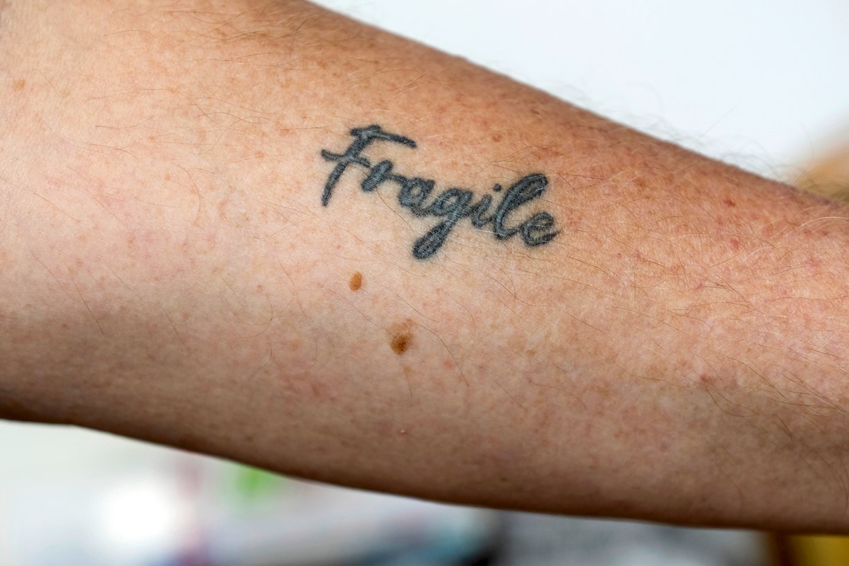 Le tatouage de Daniel Pittet, futur diacre, qui indique «Fragile».