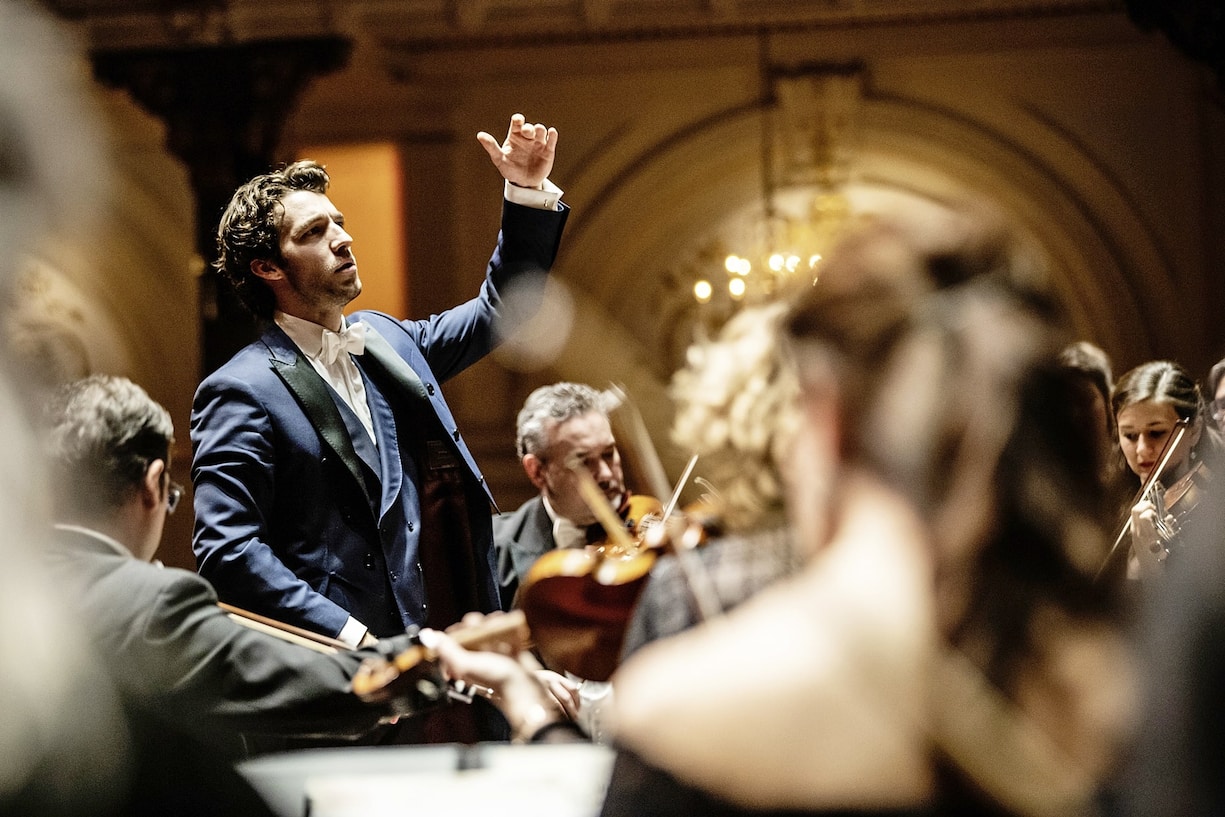 Lorenzo Viotti conduisant l’Orchestre philharmonique des Pays-Bas.