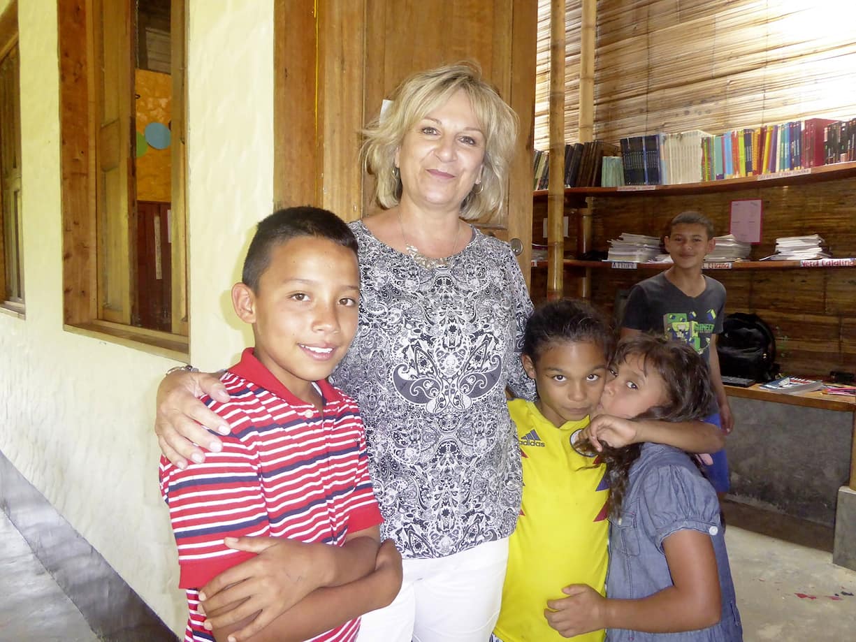 Marlyse Morard rendant visite aux enfants du foyer La Clarita en Colombie