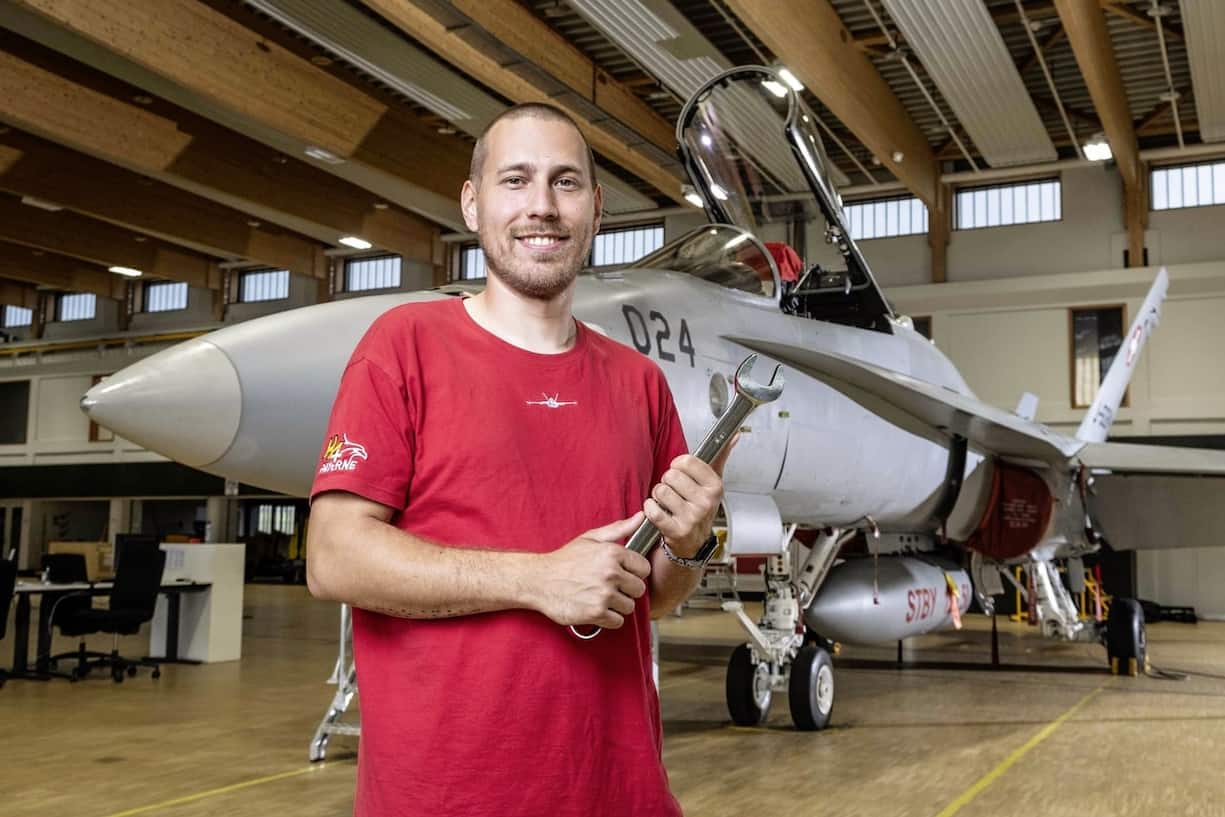 Morgan Pham, mécanicien sur avion militaire, dévoile son salaire à "L'illustré".