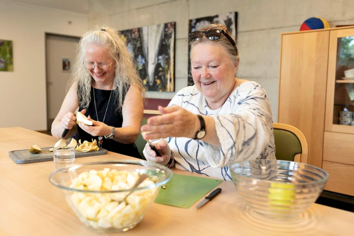 Ursula Löpfe, résidente du village de Wiedlisbach, avec la directrice Karin Moser