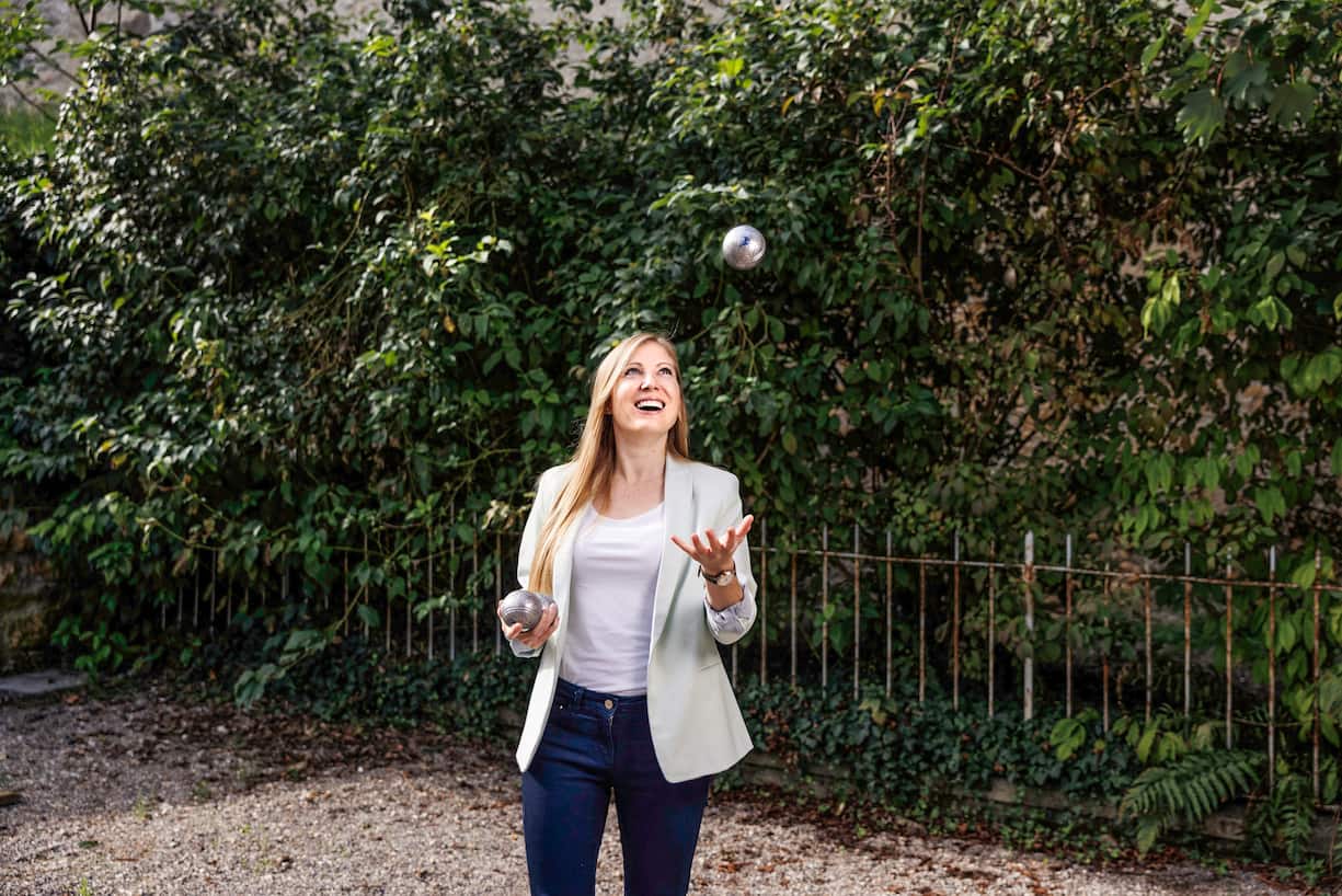 Rencontre avec la politicienne Carole Baschung (Morat, FR- Le Centre) lors d'un tournoi de pétanque