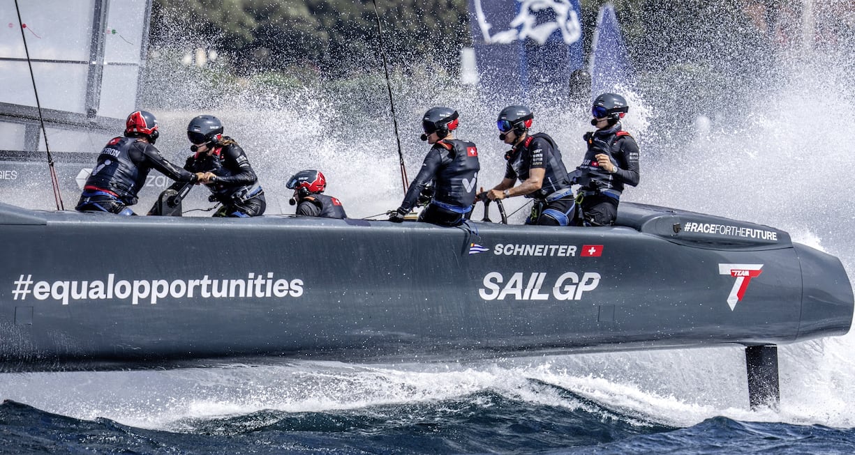 Le barreur Sébastien Schneiter et son équipage se battent comme des diables pour conserver leur catamaran hors de l’eau.