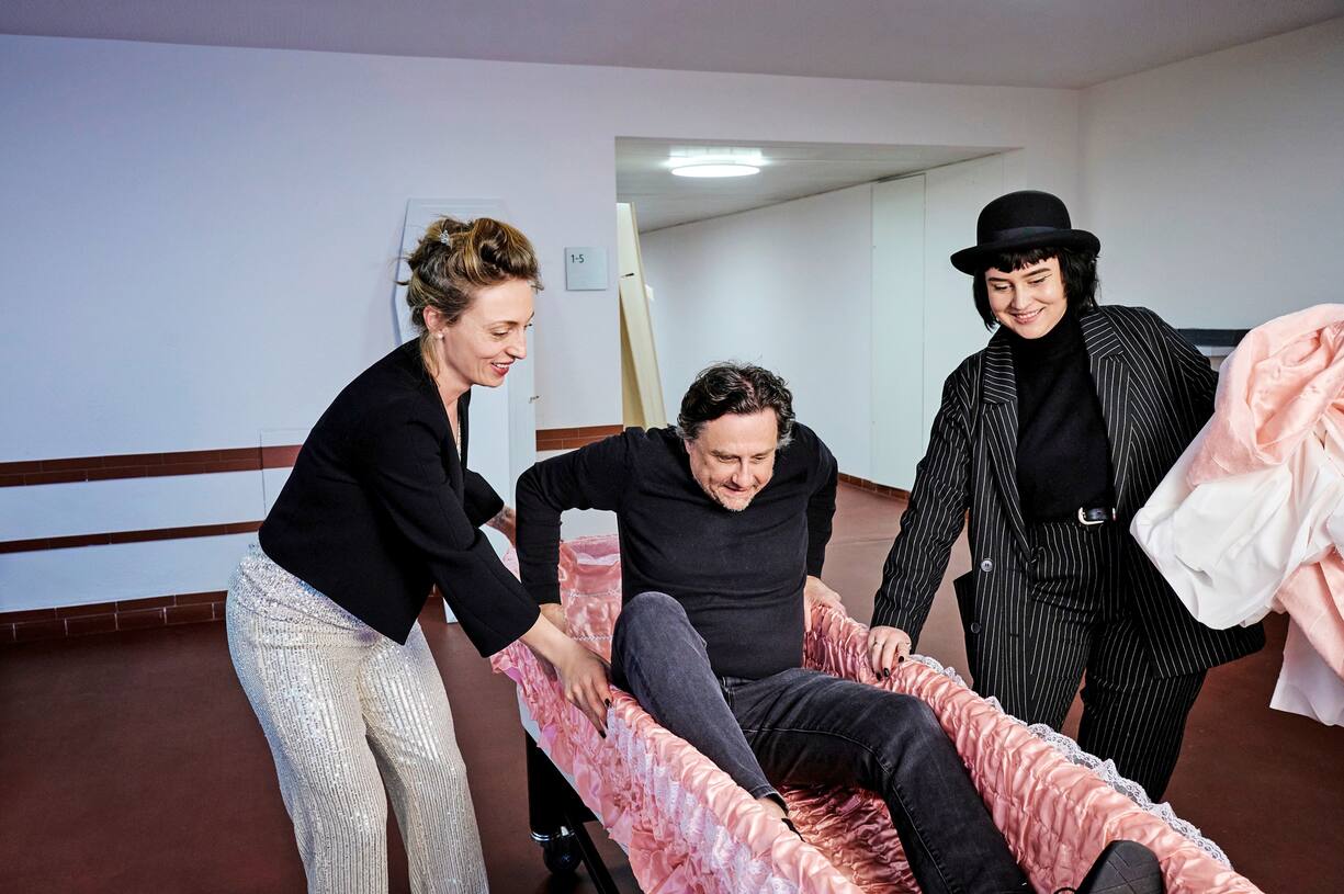 Andreas Bichler et Annina Sonnenwald habillent le figurant Roman Tschopp d’un vêtement funéraire.