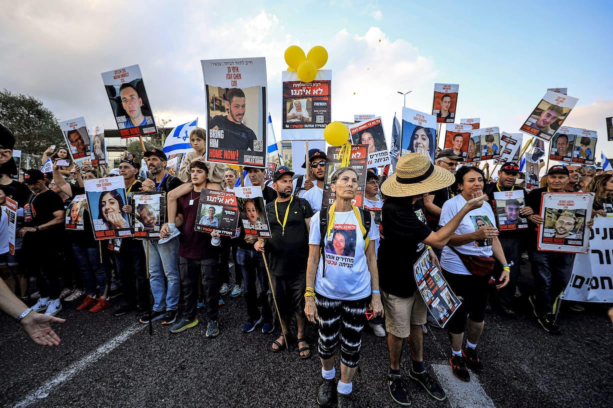 Au terme d’une marche de cinq jours entre Tel-Aviv et Jérusalem, les familles des otages, rejointes par quelque 25000 personnes, ont clamé le 18 novembre en Israël leur inquiétude quant au sort de leurs proches détenus à Gaza.