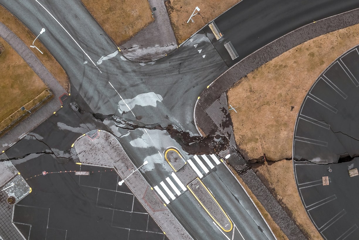 Image d'une faille apparue dans un croisement près de la ville de Grindavík