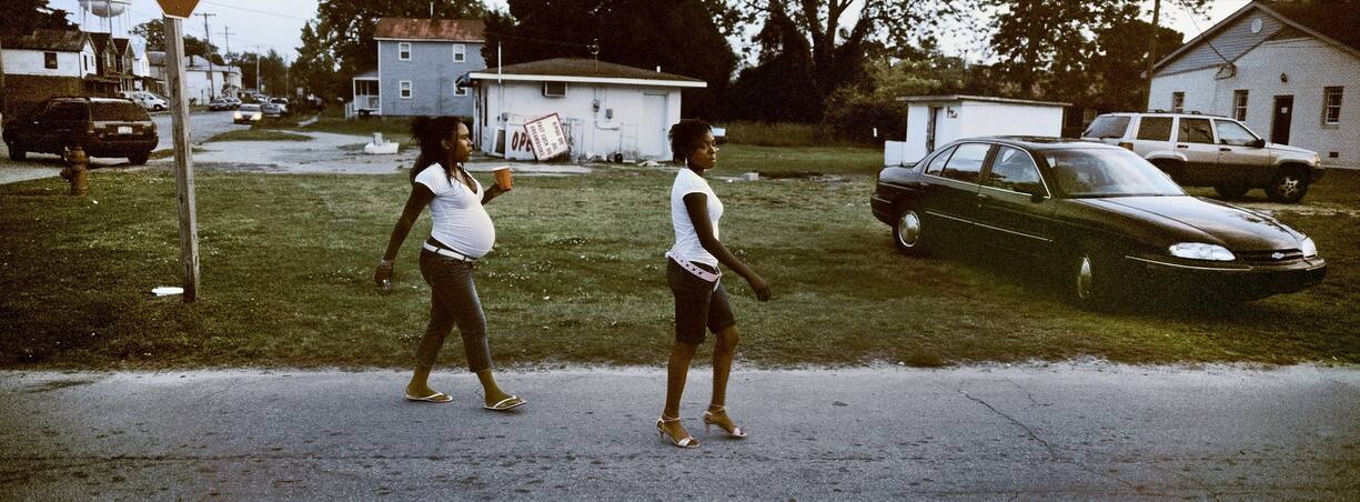 jeune femme enceinte avec un gobelet rouge - photo de Graffenried