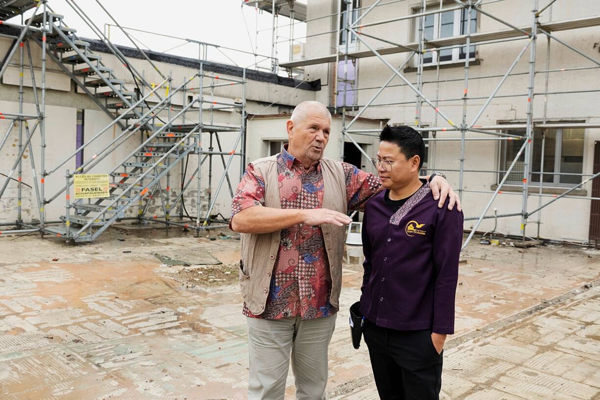Jirawat Jun-en et son beau-père, Jean-Claude Pannetier sur le chantier du restaurant Siam Orchidée à la Chaux-de-Fonds