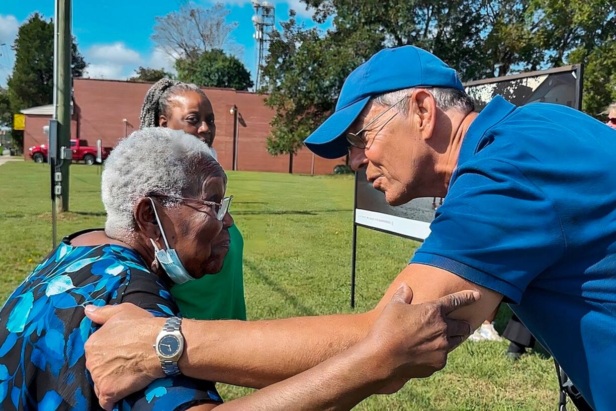 Le photographe von Graffenried et une habitante de New Bern. «Je veux mettre les gens de la ville au centre de mes photos.»