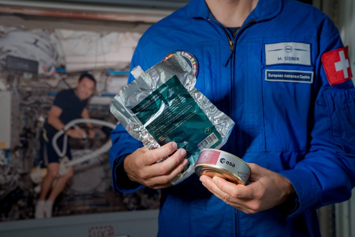 Marco Sieber tenant de la nourriture pour astronaute