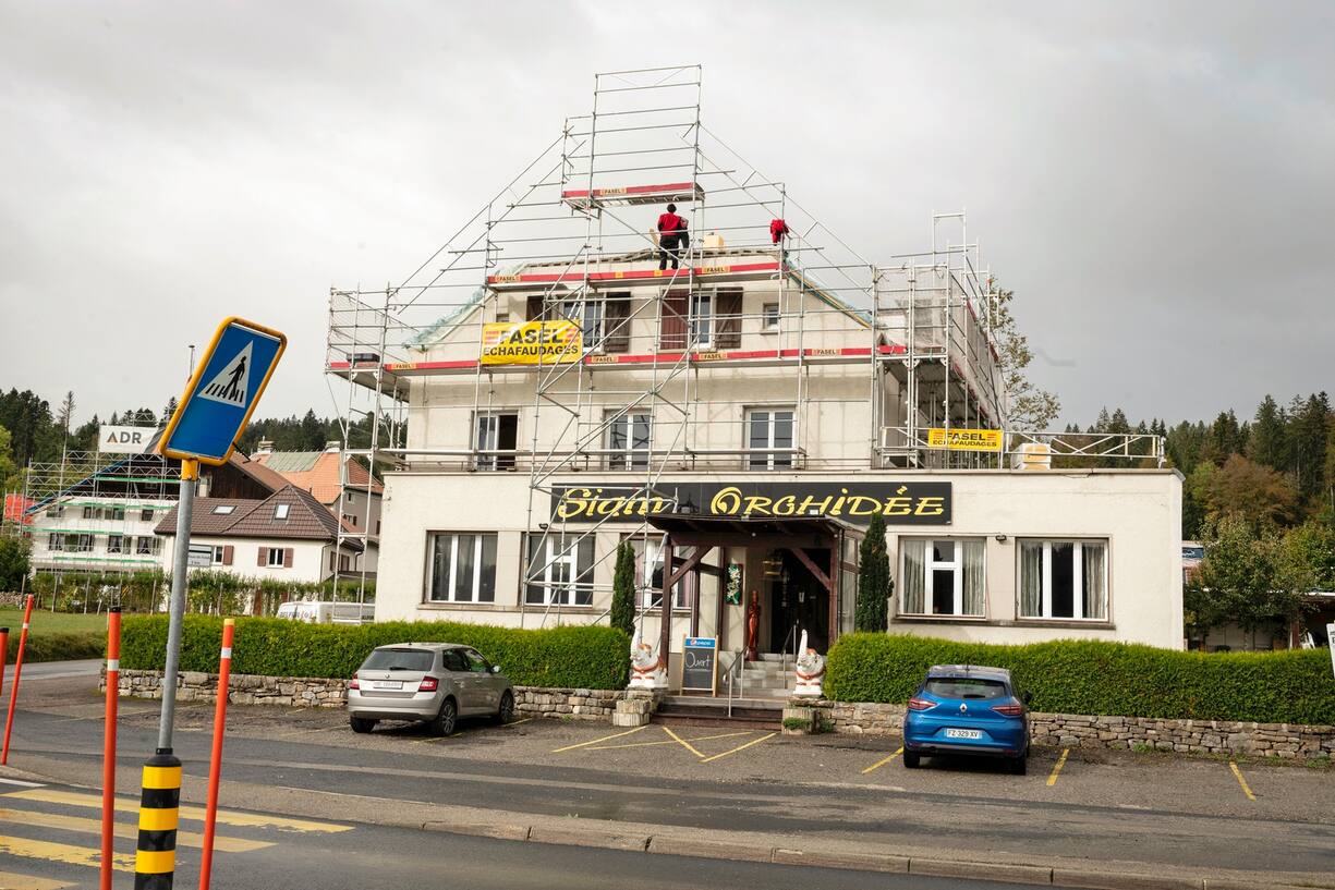 Les travaux pour reconstruire le toit de la bâtisse sont en cours. L’appartement au premier étage, déchiqueté par le vent, devra, lui, attendre la fin de l’hiver.