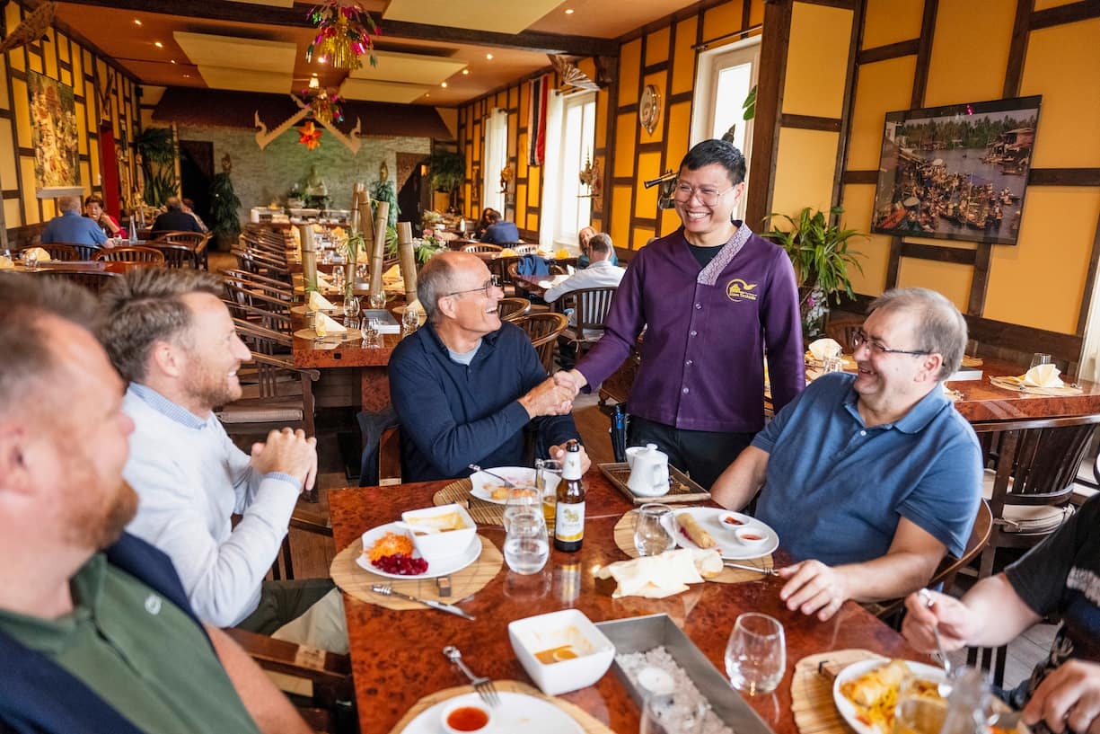 Mardi 24 octobre, trois mois jour pour jour après la tempête historique, Jirawat Jun-en est heureux de servir de nouveau les habitués dans la salle à manger du restaurant.