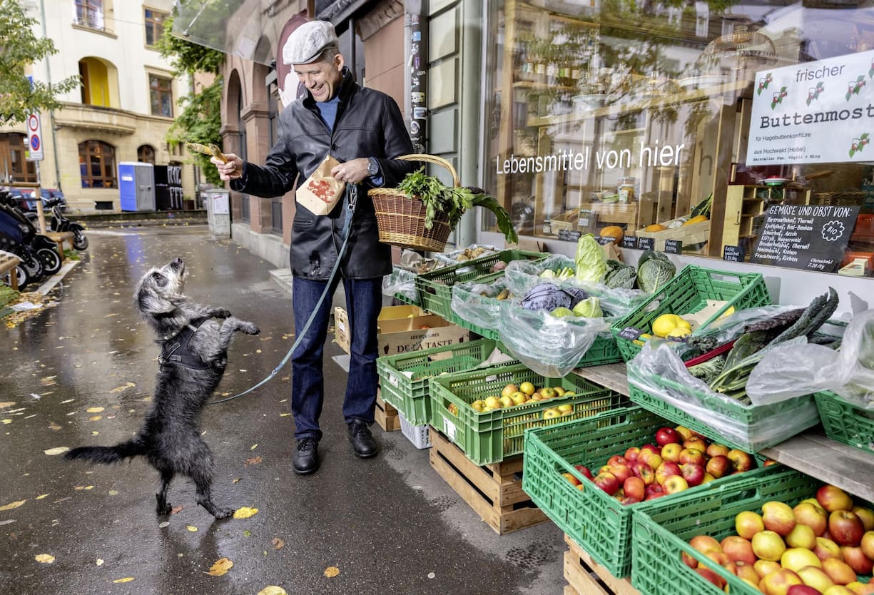 Beat Jans avec sa chienne Jua dans son magasin de quartier du Petit-Bâle